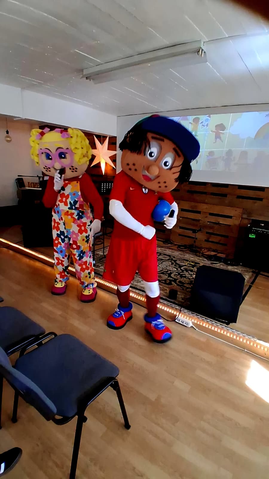 Rafinha e Lili a cantar no culto infantil na igreja
