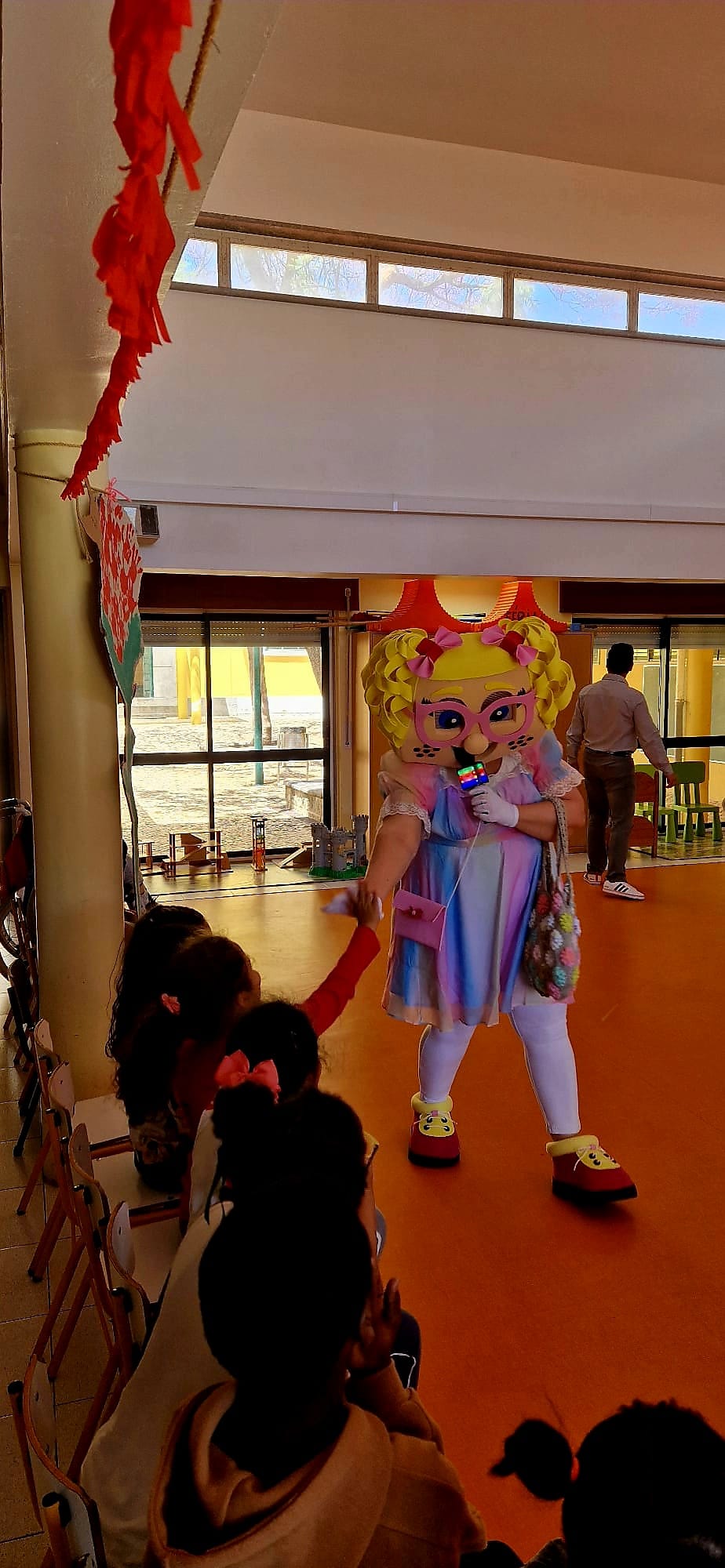 Lili a cumprimentar as crianças na escola