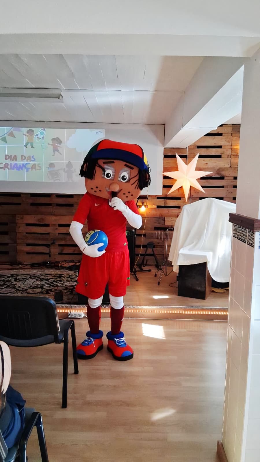 Rafinha no palco da igreja durante o culto infantil